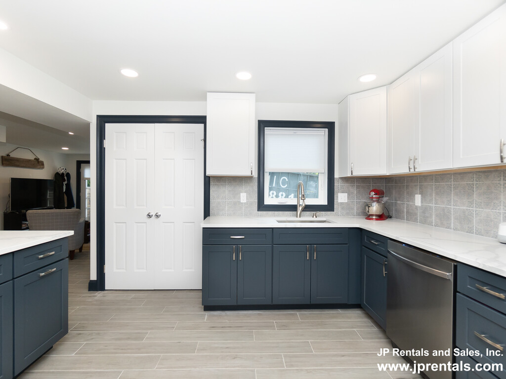 8 Alveston Ter, Jamaica Plain