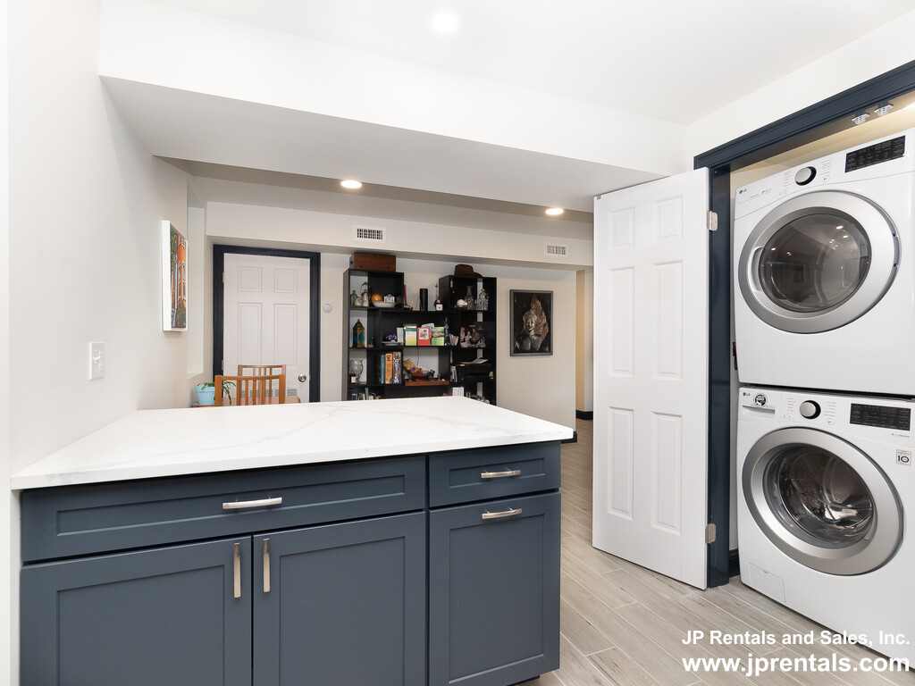 8 Alveston Ter, Jamaica Plain