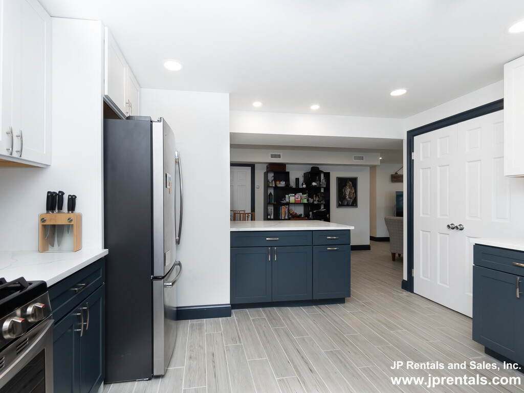 8 Alveston Ter, Jamaica Plain