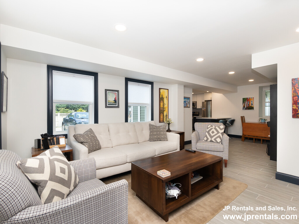 8 Alveston Ter, Jamaica Plain