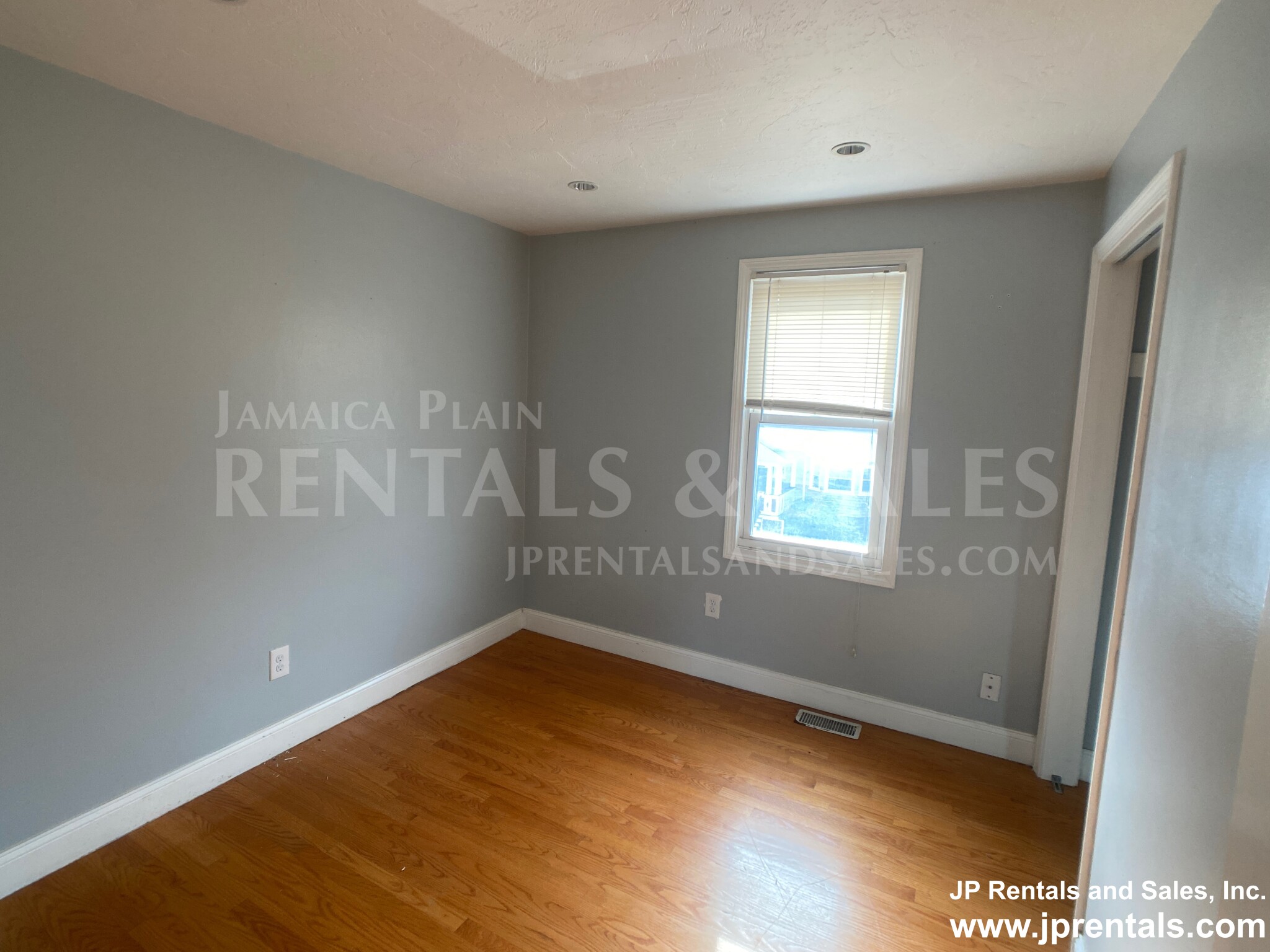 4 bed, 2.5 bath apartment for rent at 106 Montebello Rd, Jamaica Plain — photo 8 of 23
