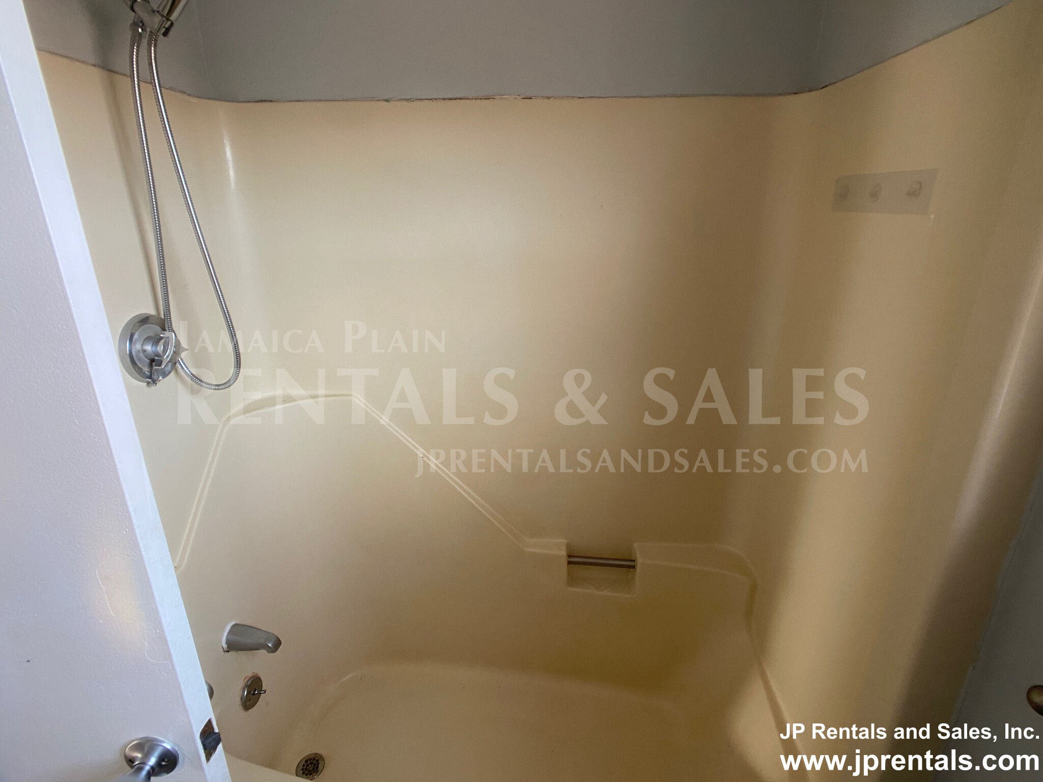 4 bed, 2.5 bath apartment for rent at 106 Montebello Rd, Jamaica Plain — photo 16 of 23