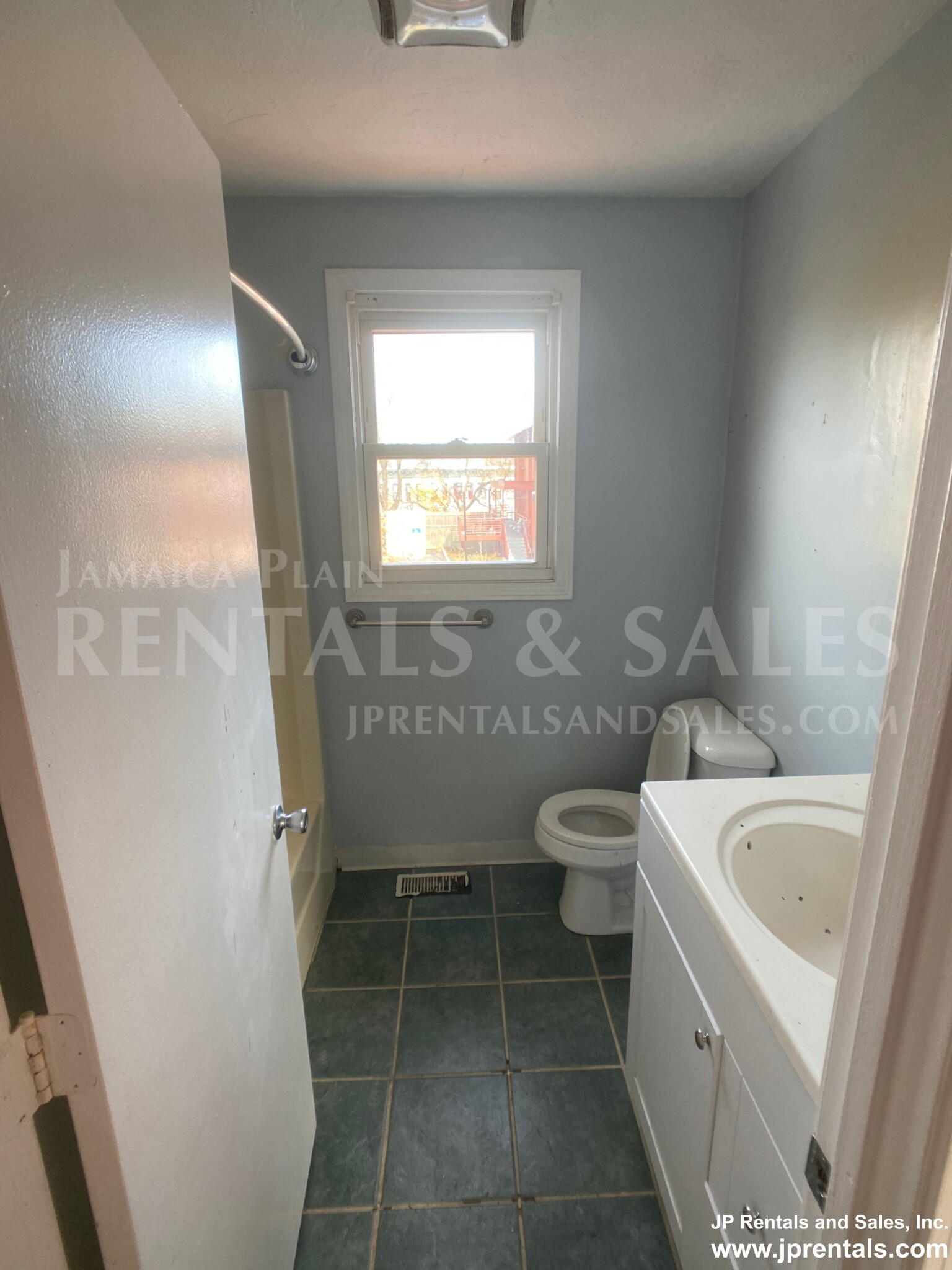 4 bed, 2.5 bath apartment for rent at 106 Montebello Rd, Jamaica Plain — photo 15 of 23
