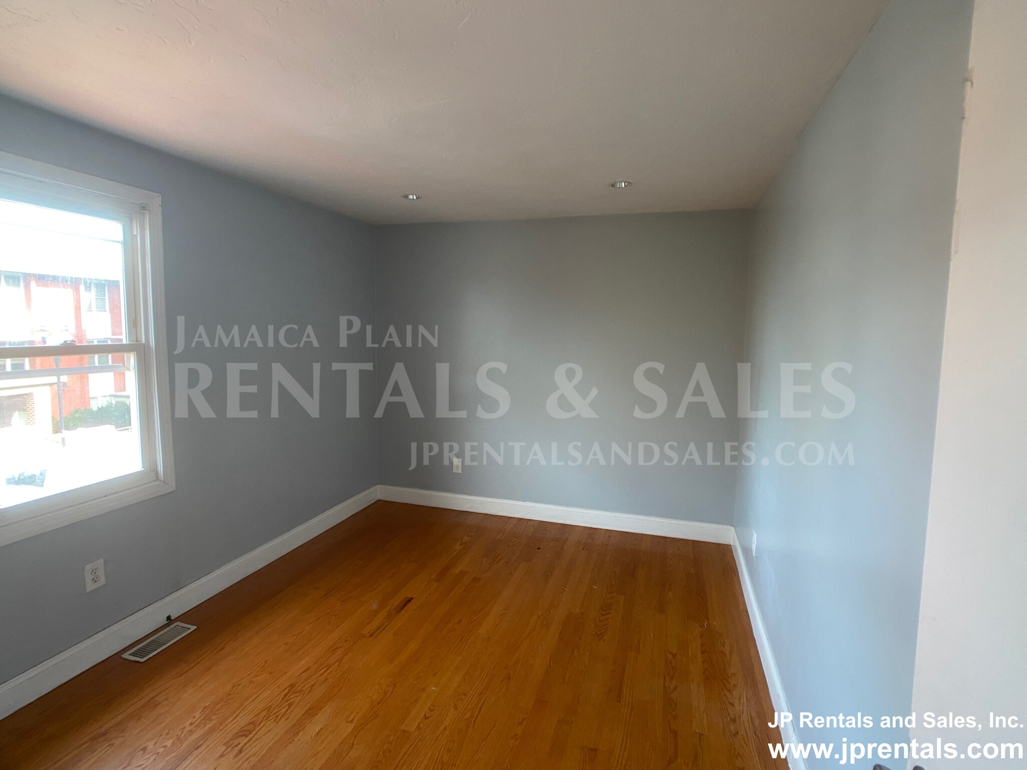 4 bed, 2.5 bath apartment for rent at 106 Montebello Rd, Jamaica Plain — photo 17 of 23