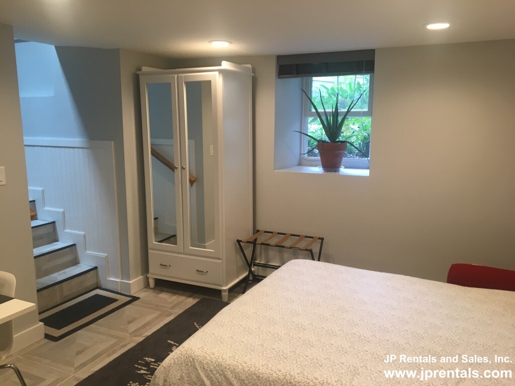 Studio bed, 1 bath apartment for rent at 5 Parkwood Ter Unit B, Jamaica Plain — photo 8 of 20