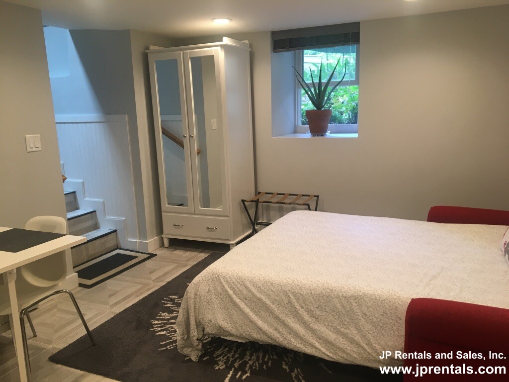 Studio bed, 1 bath apartment for rent at 5 Parkwood Ter Unit B, Jamaica Plain — photo 10 of 20