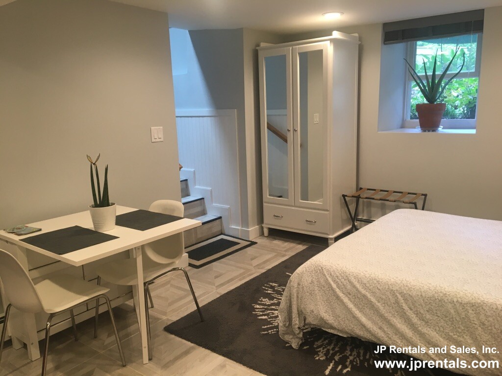 Studio bed, 1 bath apartment for rent at 5 Parkwood Ter Unit B, Jamaica Plain — photo 6 of 20