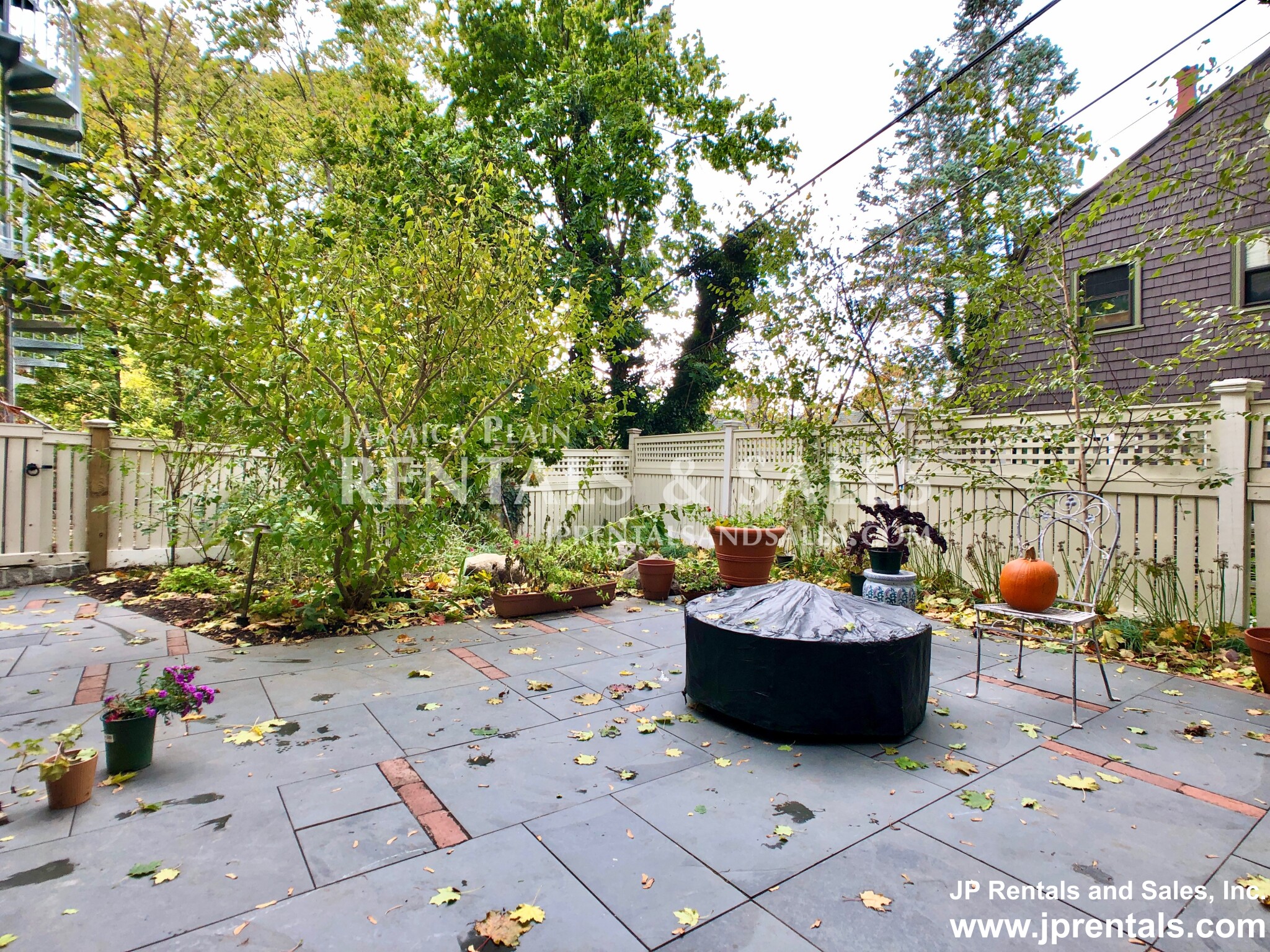 31 Oakview Ter, Jamaica Plain