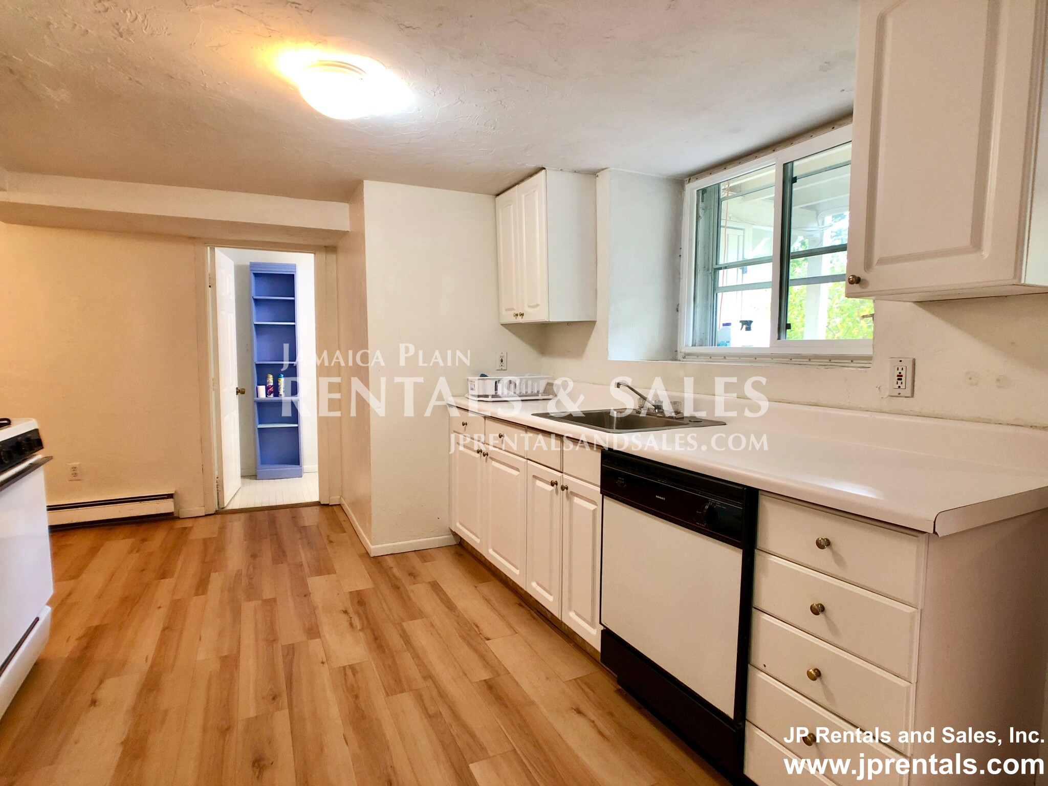 31 Oakview Ter, Jamaica Plain