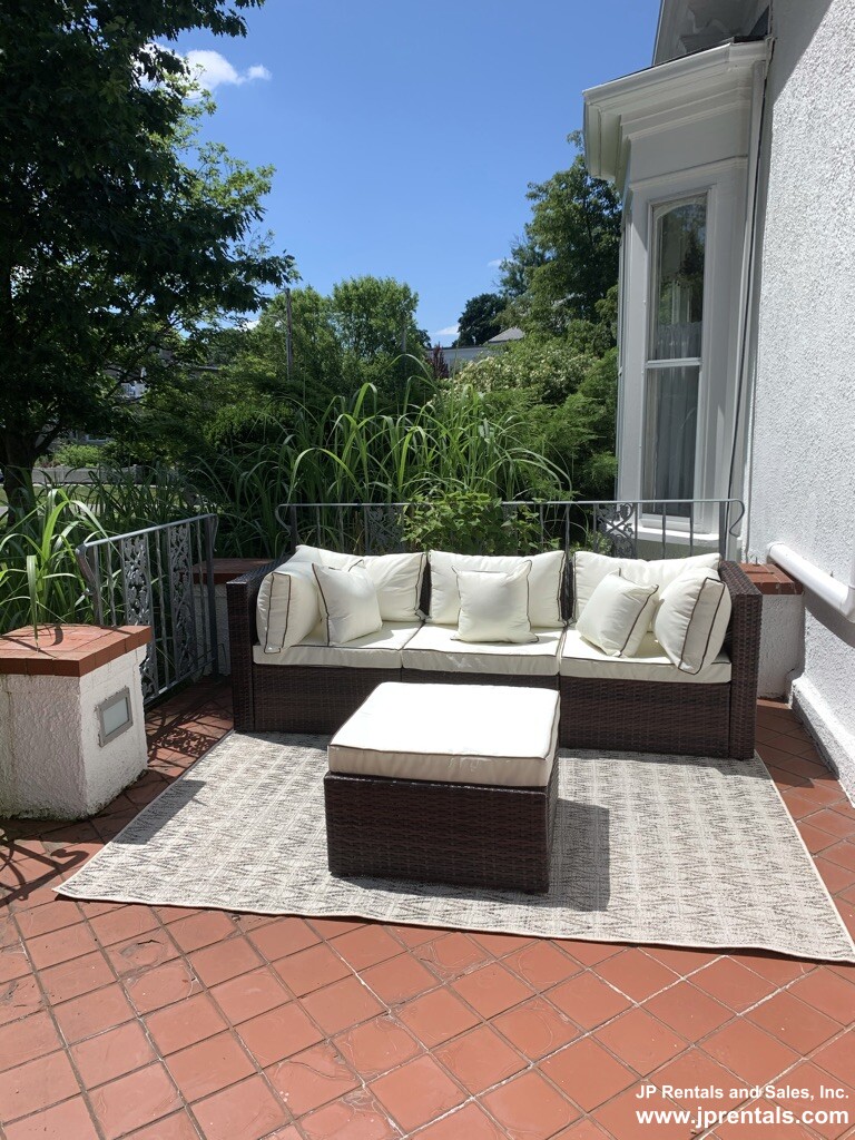 61 Pond St, Jamaica Plain