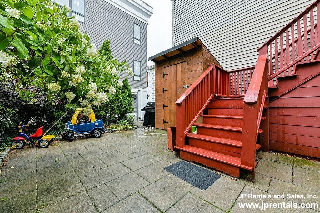 202 7th St, South Boston