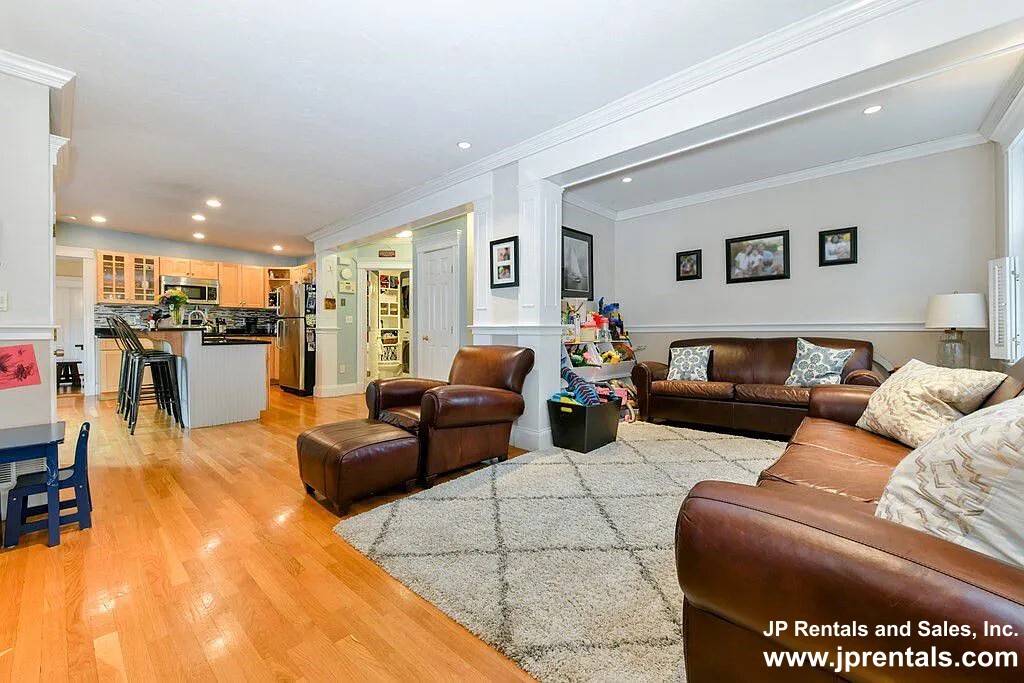 202 7th St, South Boston