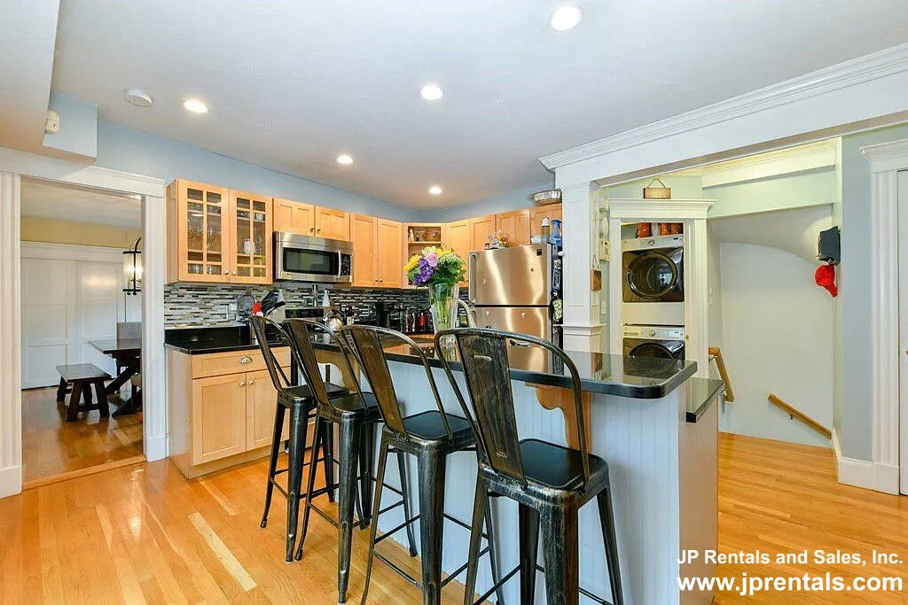 202 7th St, South Boston