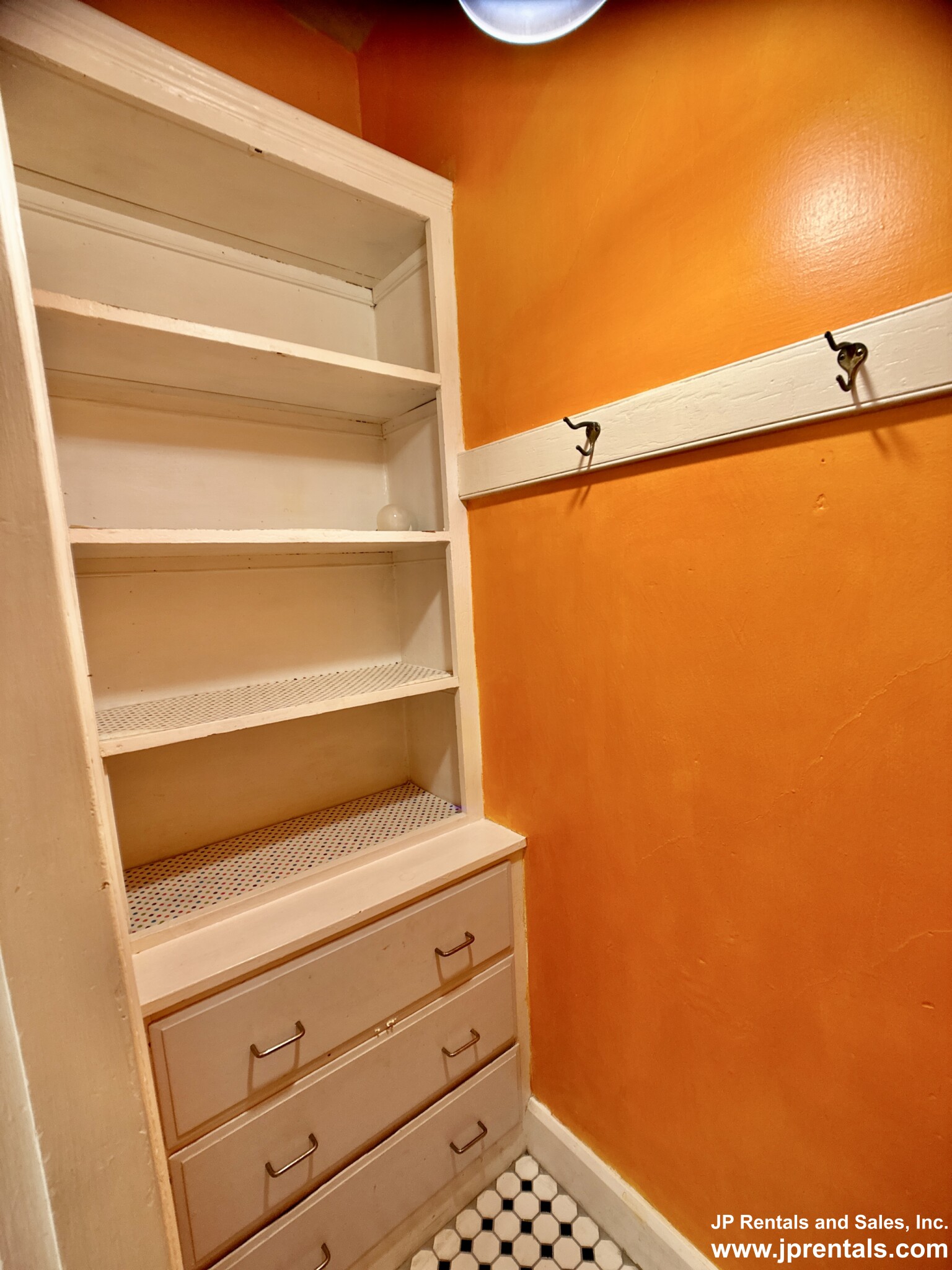 39 Oakview Ter, Jamaica Plain