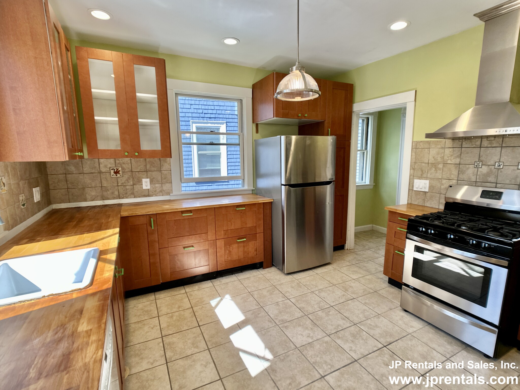 39 Oakview Ter, Jamaica Plain