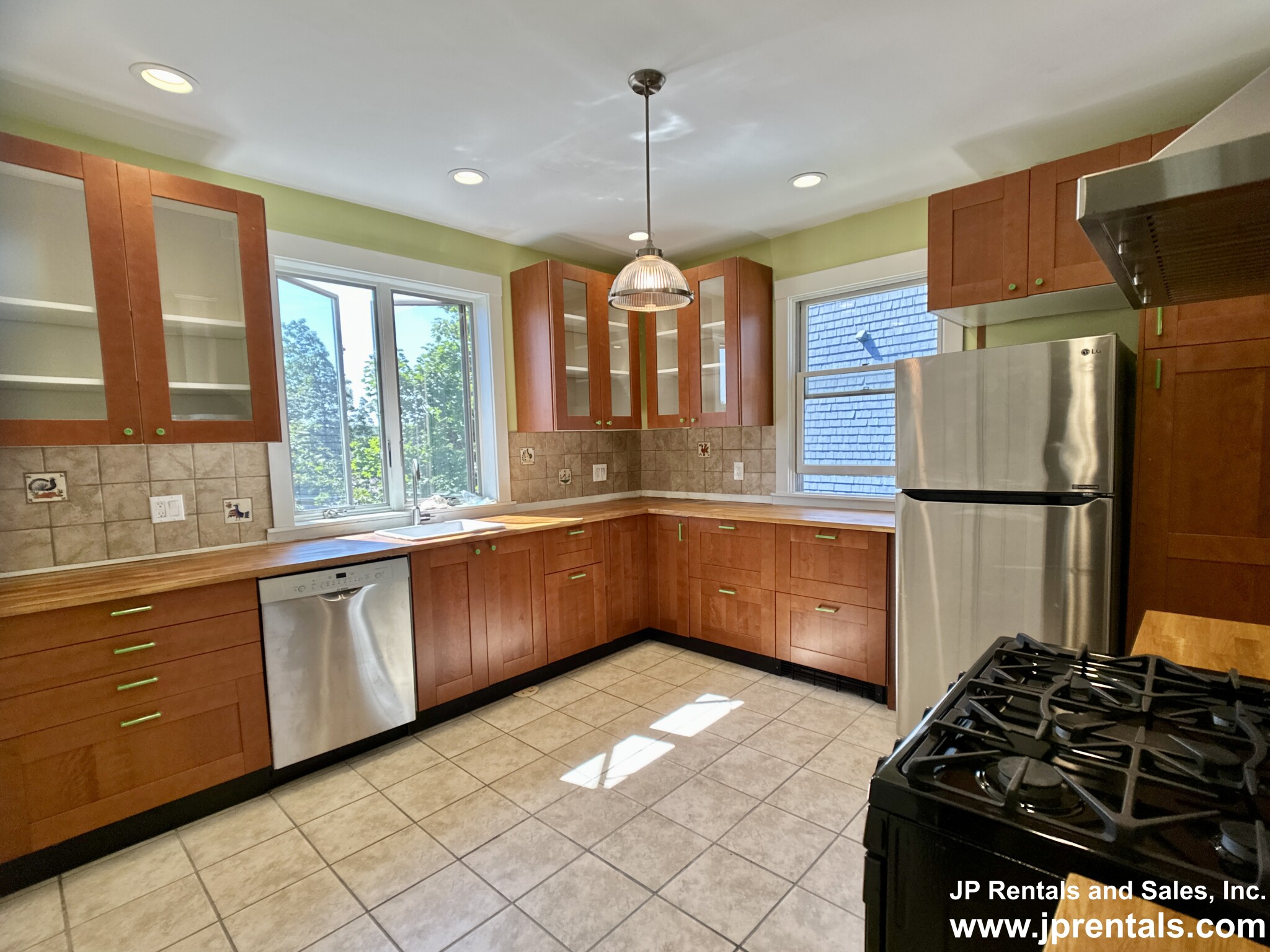 39 Oakview Ter, Jamaica Plain