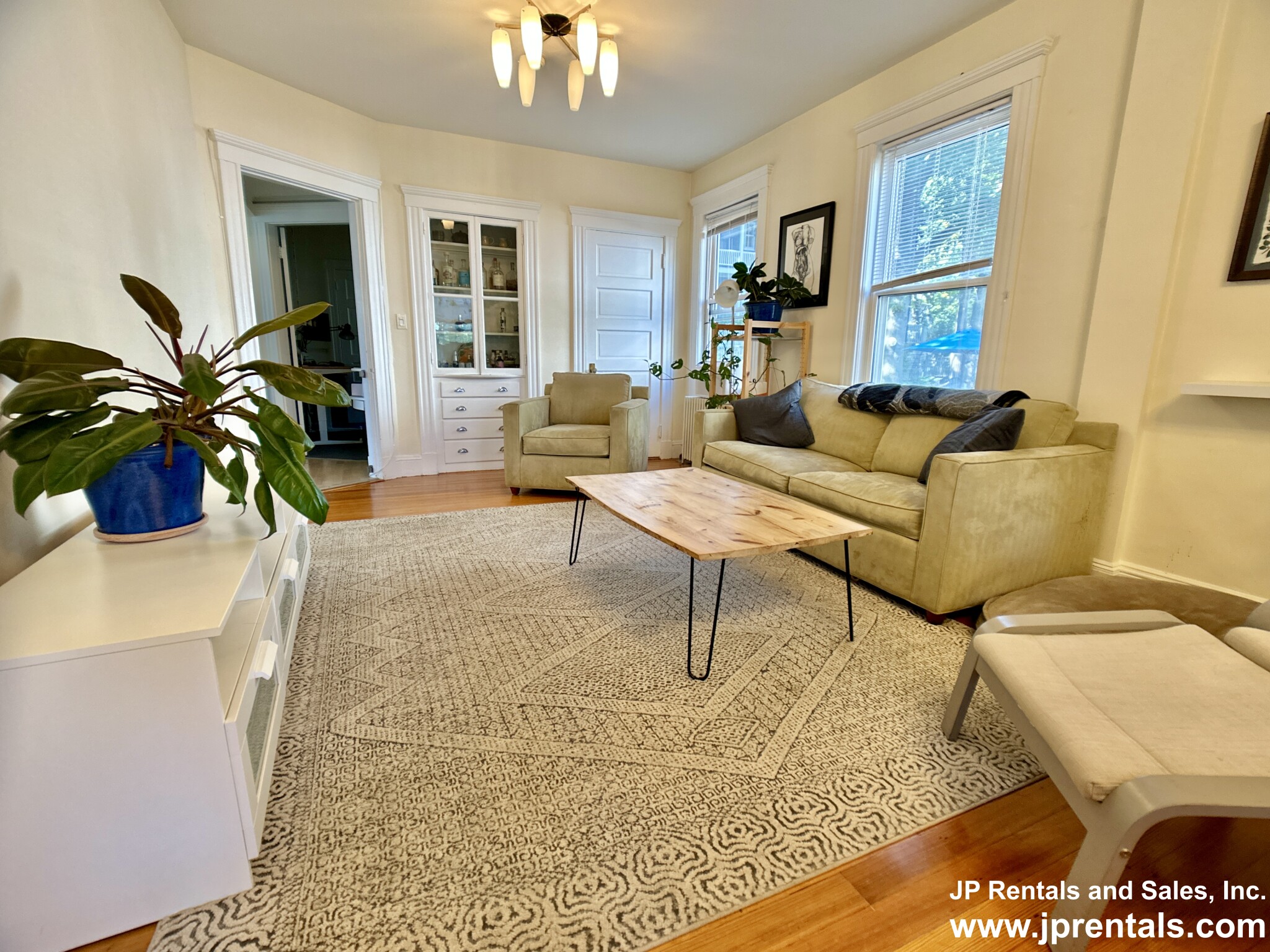 19 Chestnut Sq, Jamaica Plain