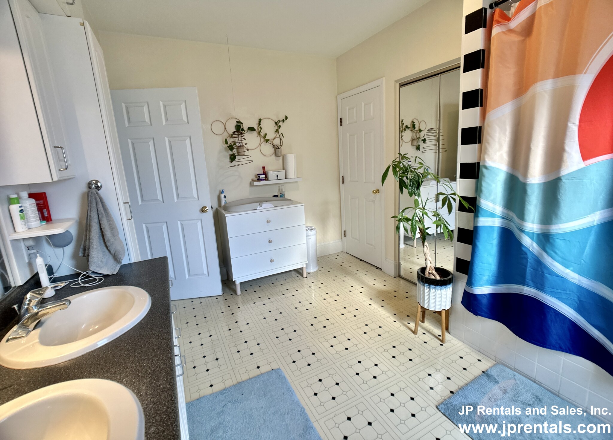 19 Chestnut Sq, Jamaica Plain