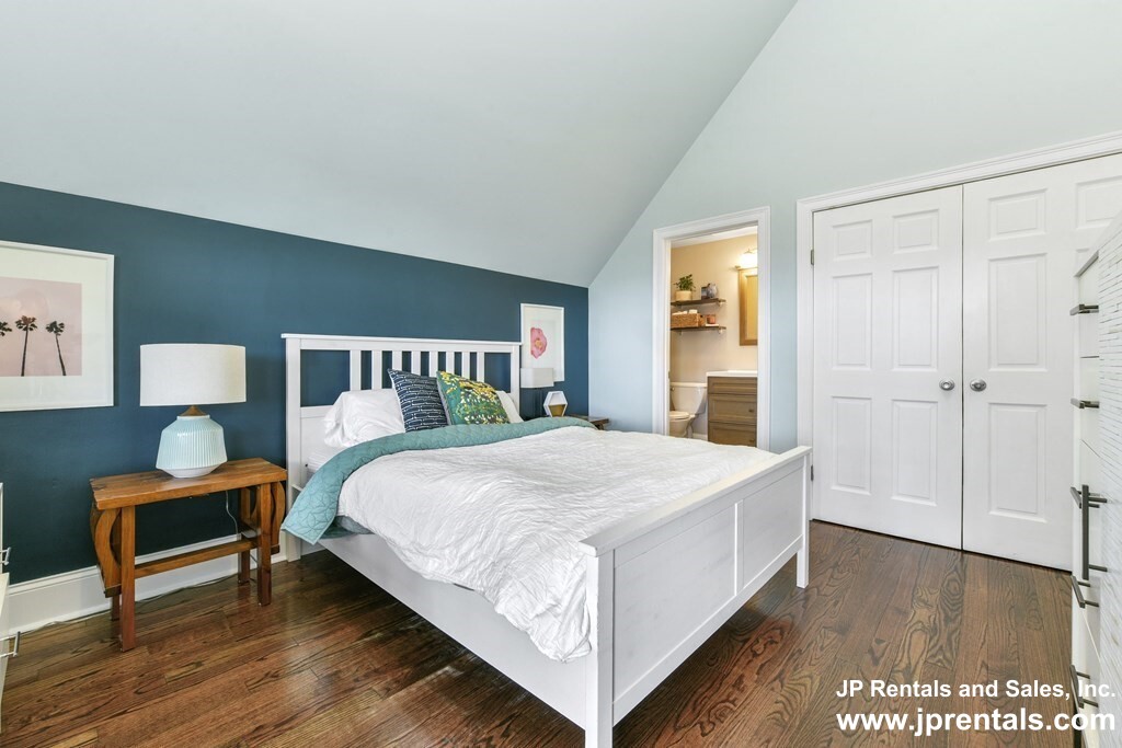 37 Oakview Ter, Jamaica Plain