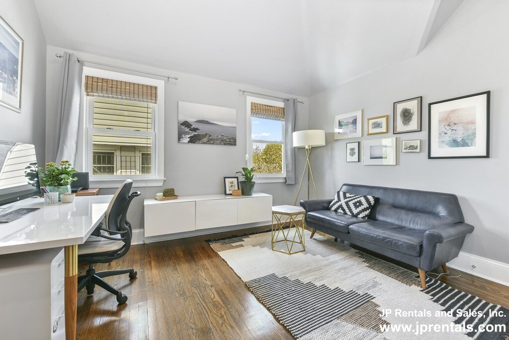 37 Oakview Ter, Jamaica Plain