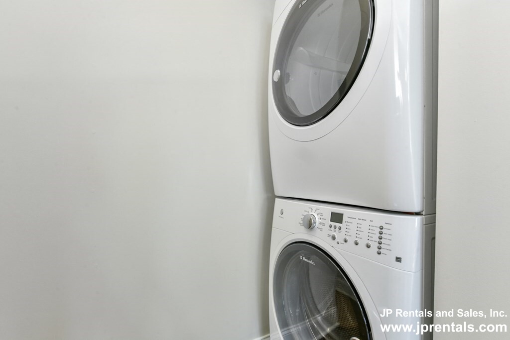 37 Oakview Ter, Jamaica Plain