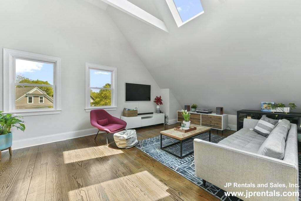 37 Oakview Ter, Jamaica Plain