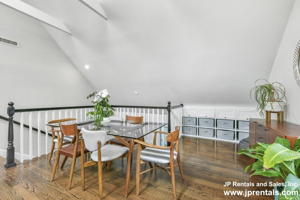 37 Oakview Ter, Jamaica Plain