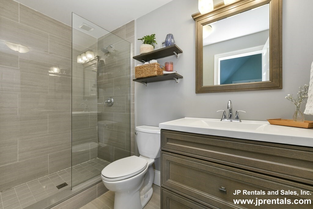 37 Oakview Ter, Jamaica Plain