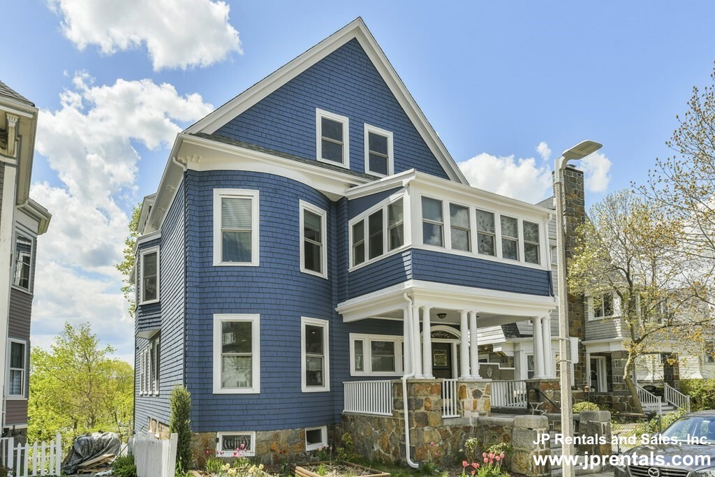37 Oakview Ter, Jamaica Plain