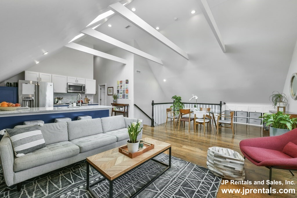 37 Oakview Ter, Jamaica Plain