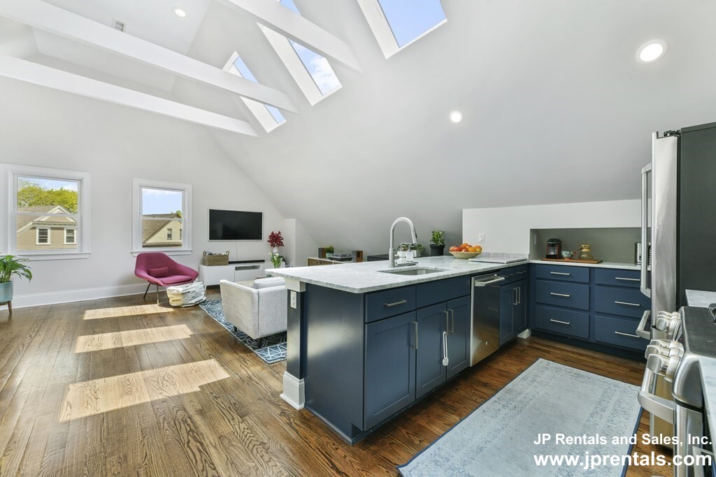 37 Oakview Ter, Jamaica Plain