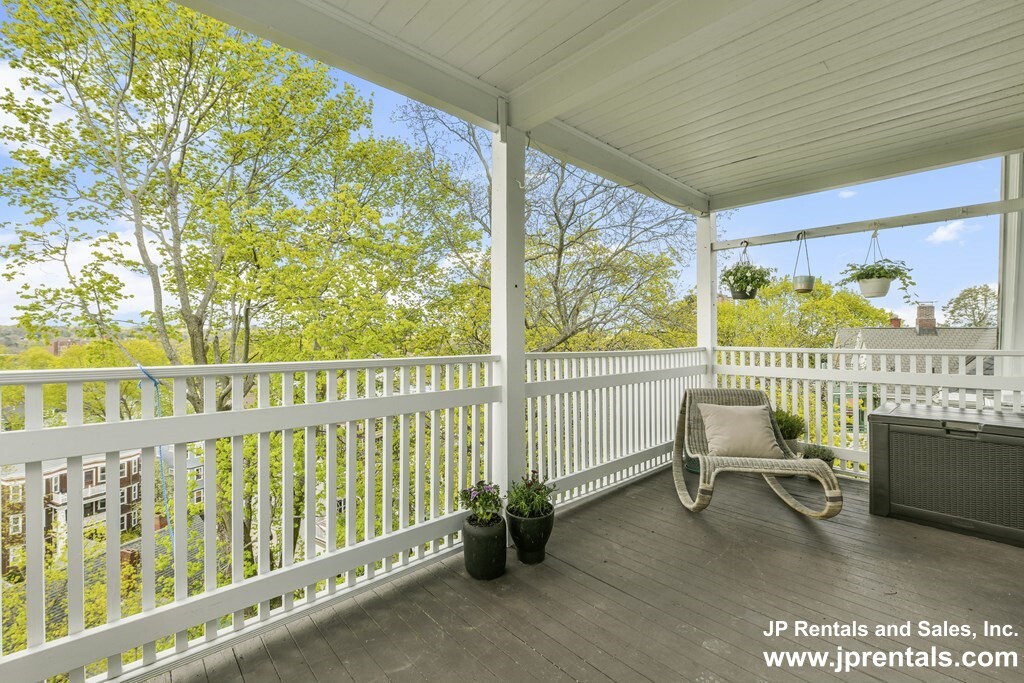 37 Oakview Ter, Jamaica Plain