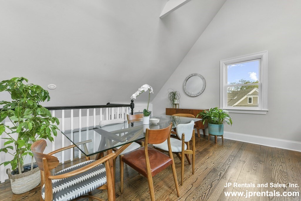37 Oakview Ter, Jamaica Plain