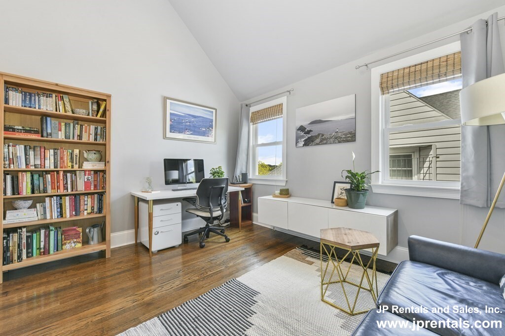 37 Oakview Ter, Jamaica Plain