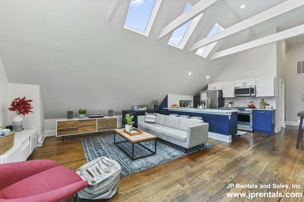 37 Oakview Ter, Jamaica Plain