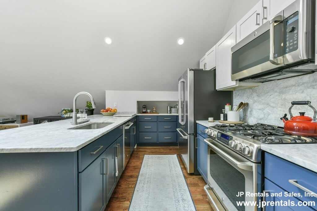 37 Oakview Ter, Jamaica Plain