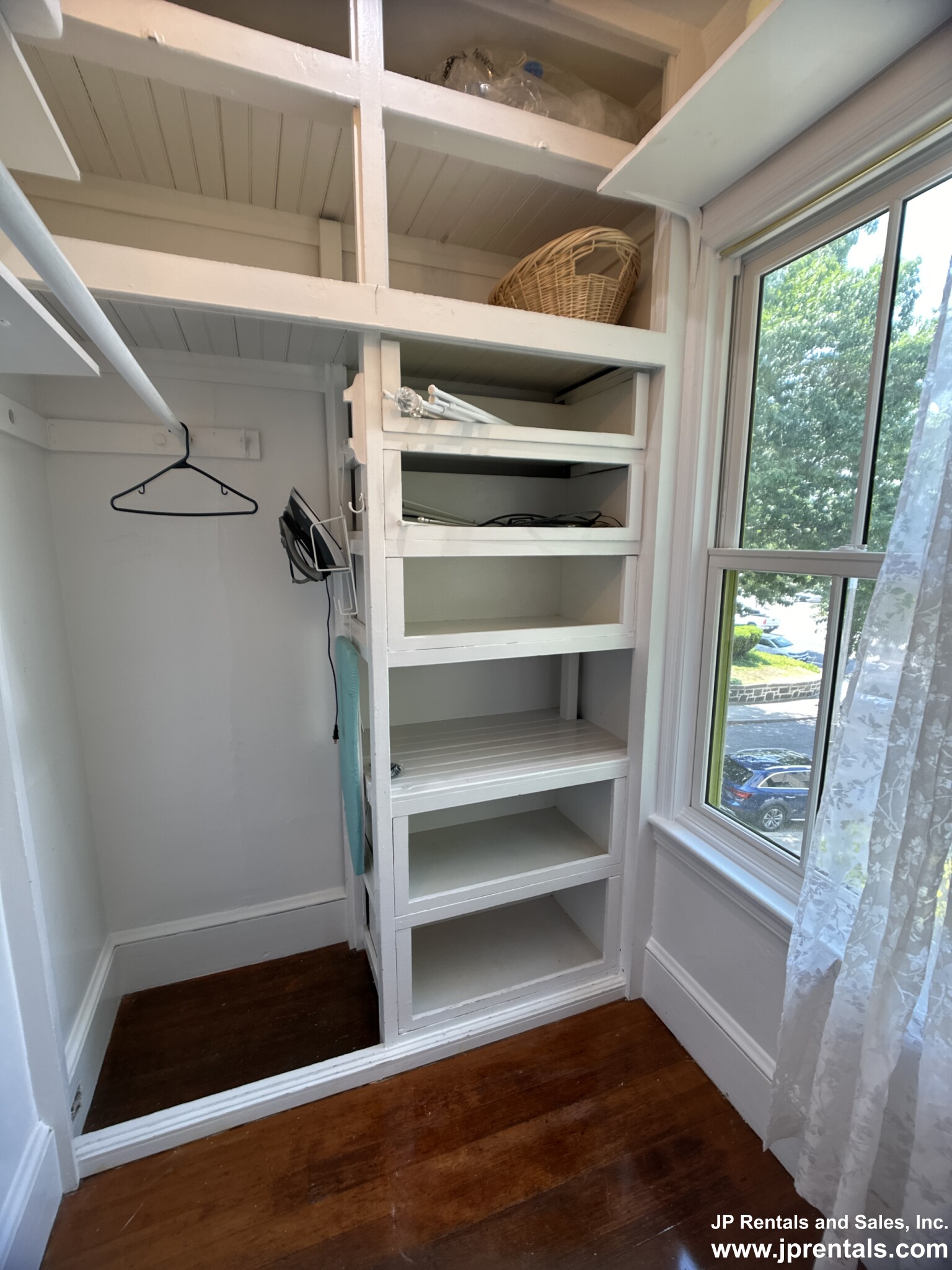 8 Oakview Ter, Jamaica Plain