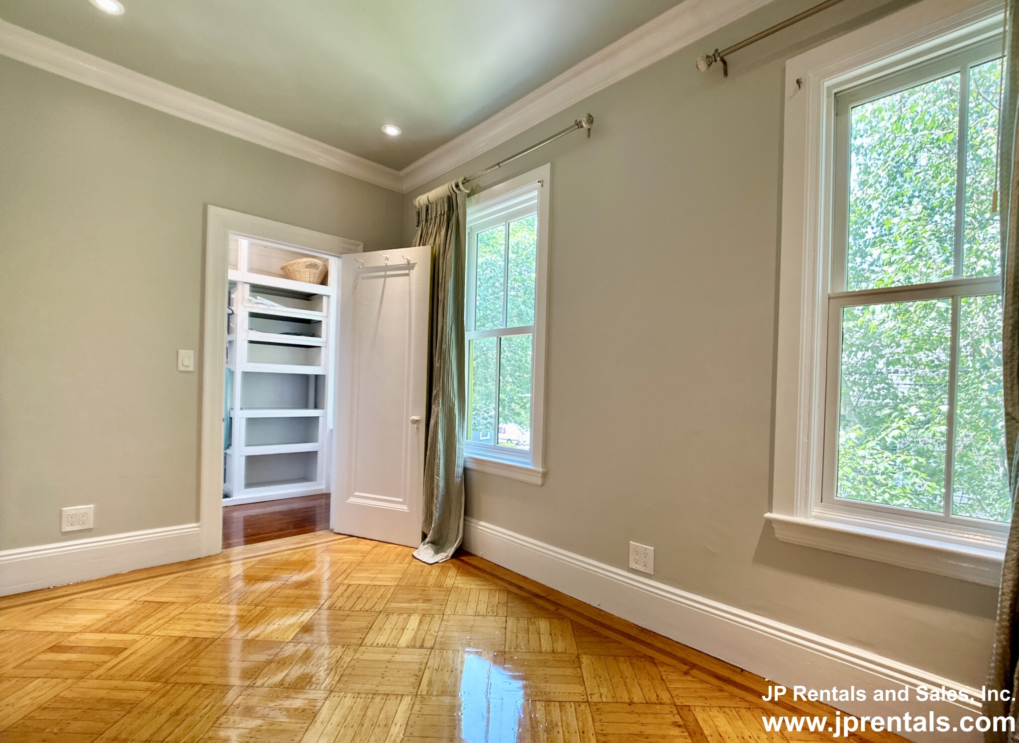 8 Oakview Ter, Jamaica Plain