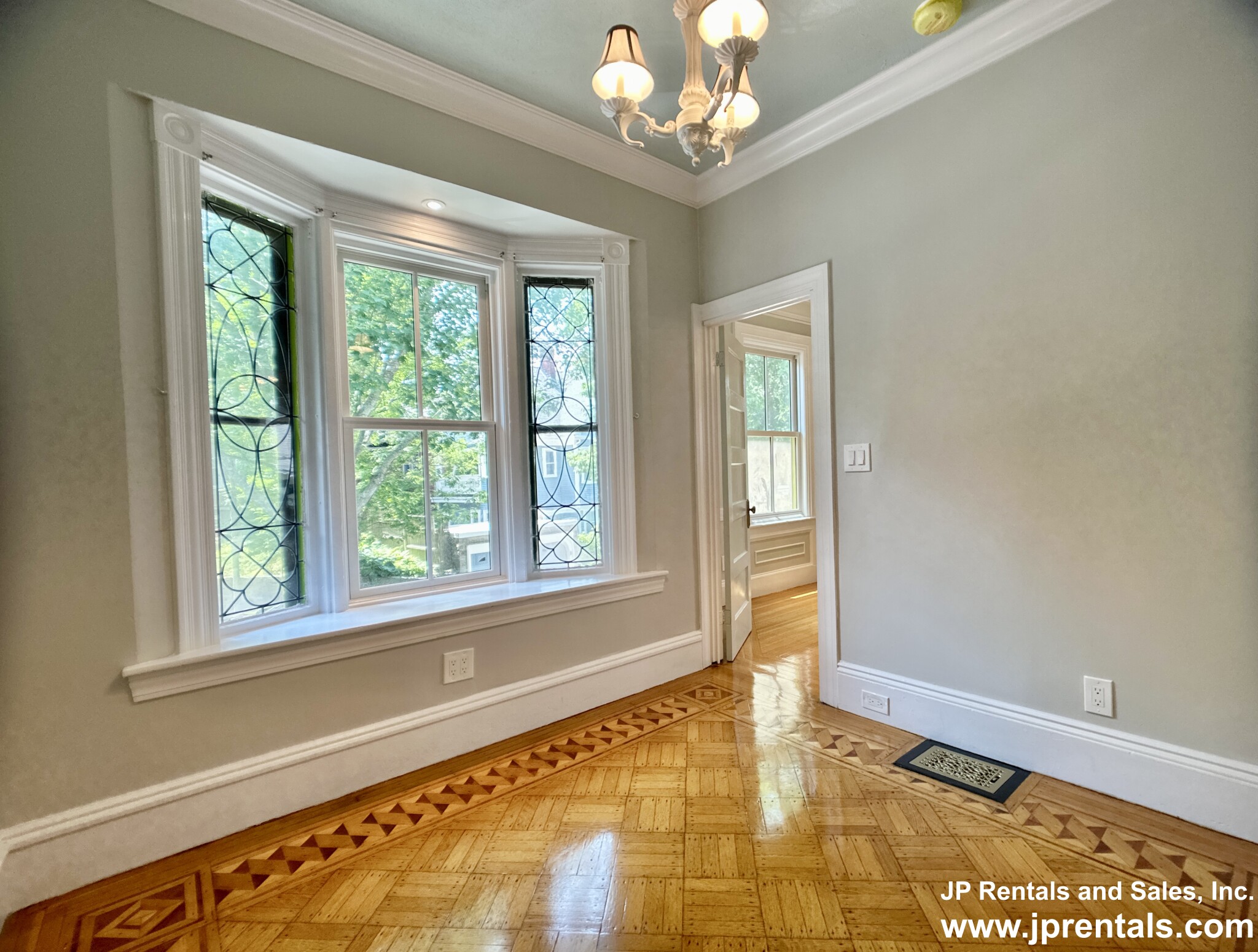 8 Oakview Ter, Jamaica Plain