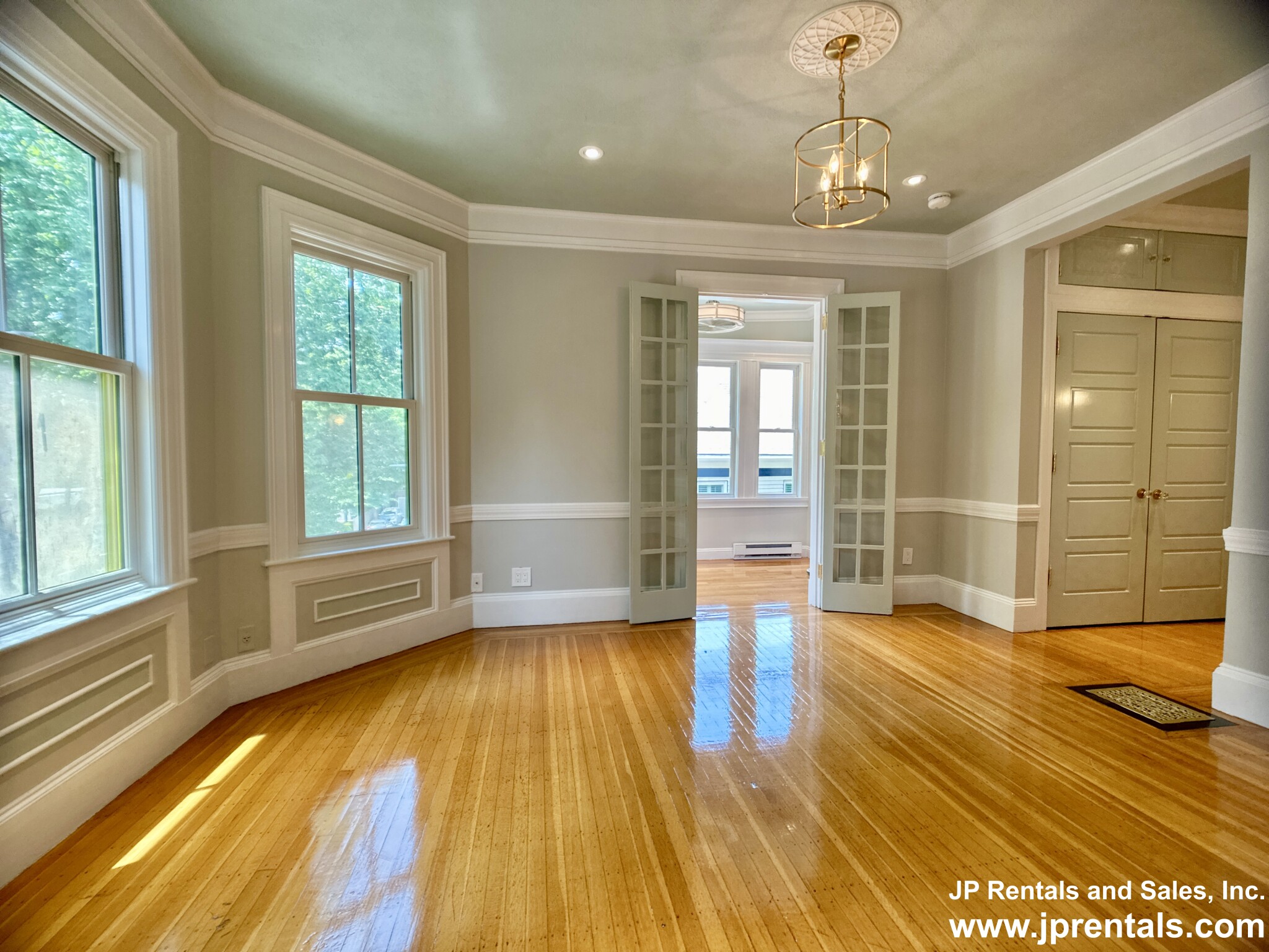 8 Oakview Ter, Jamaica Plain