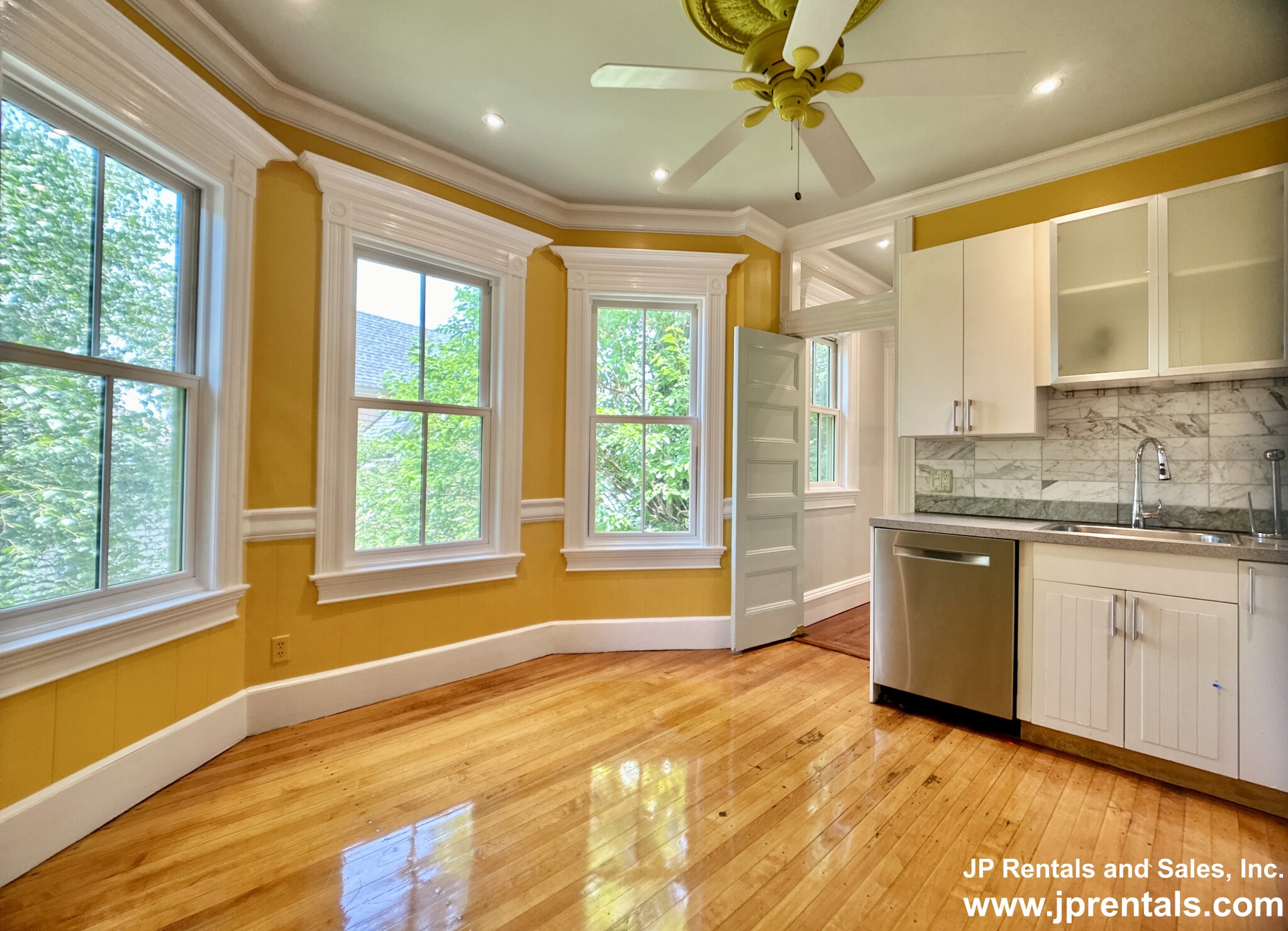 8 Oakview Ter, Jamaica Plain