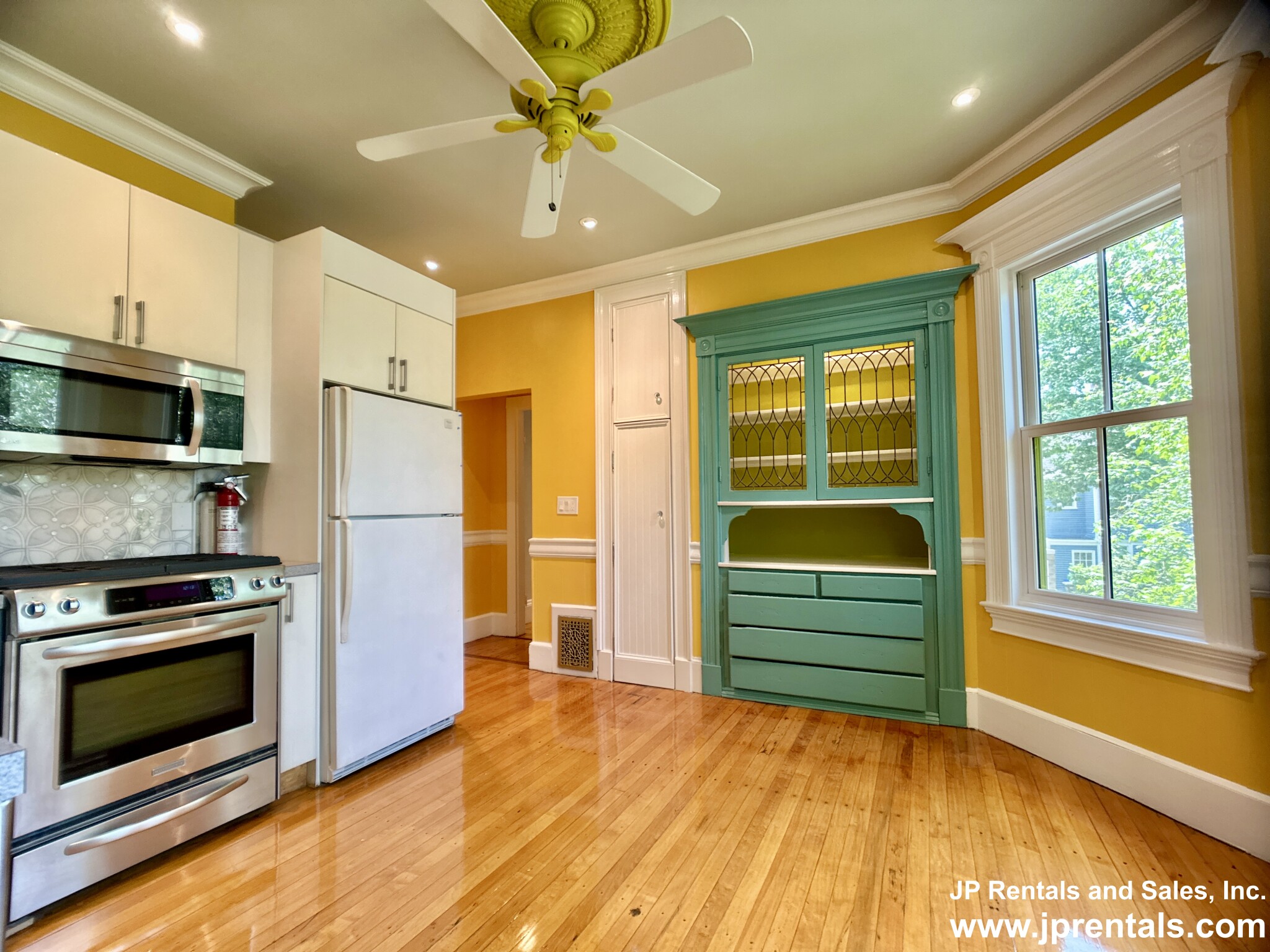 8 Oakview Ter, Jamaica Plain
