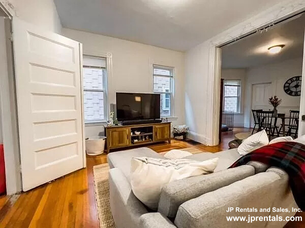 287 Chestnut Ave, Jamaica Plain