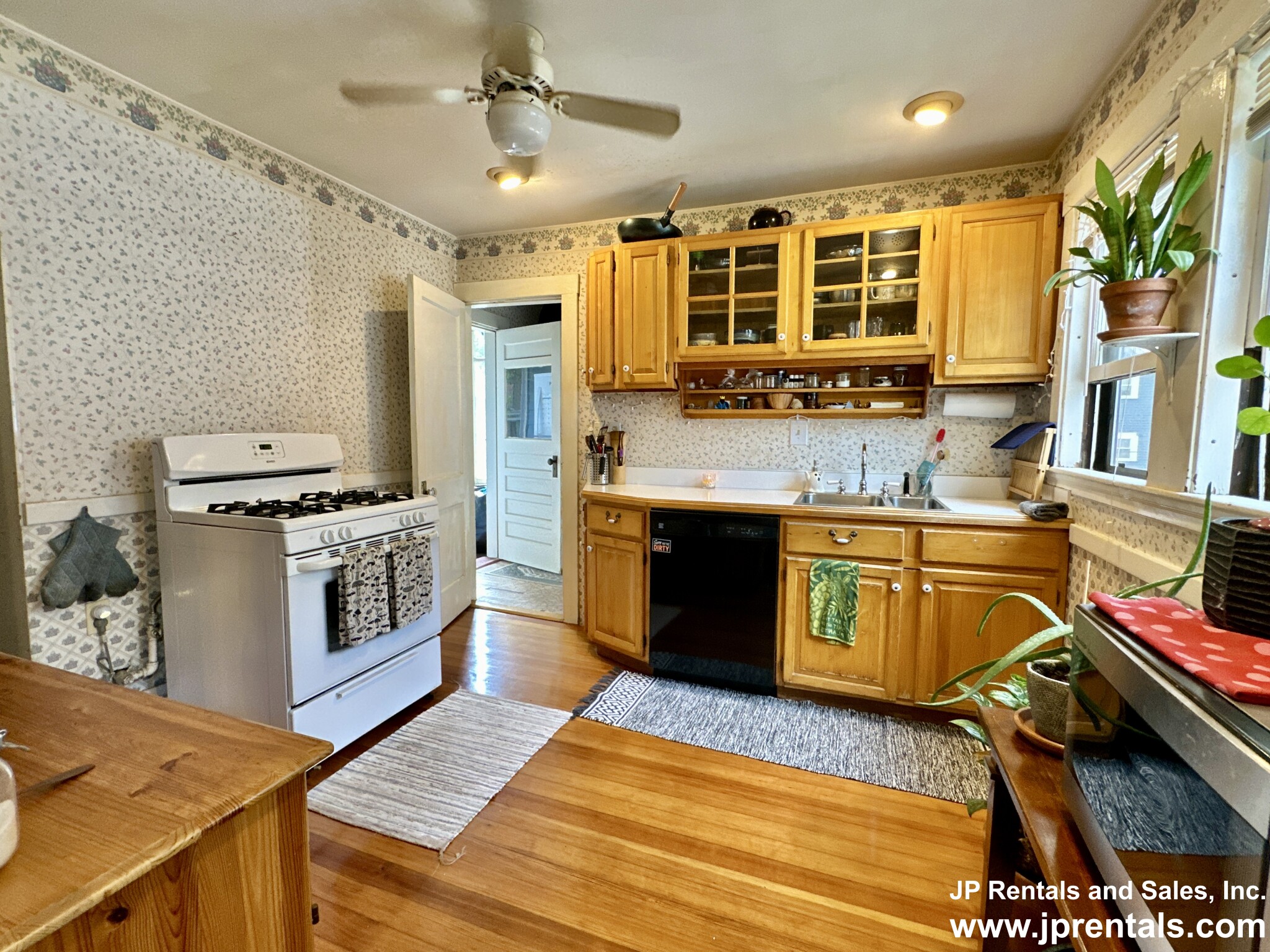 17 Goodway Rd, Jamaica Plain