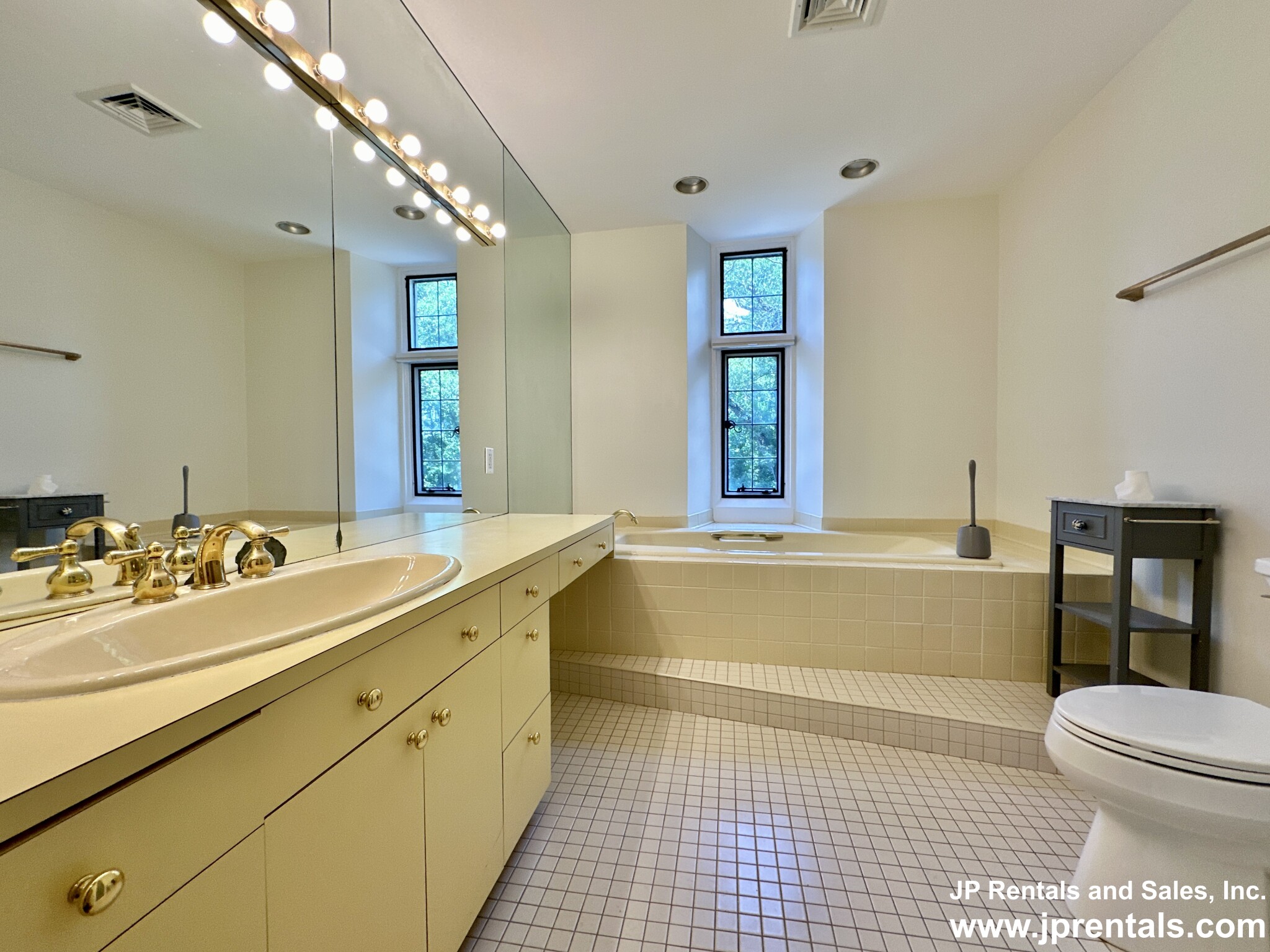 241 Perkins St, Jamaica Plain