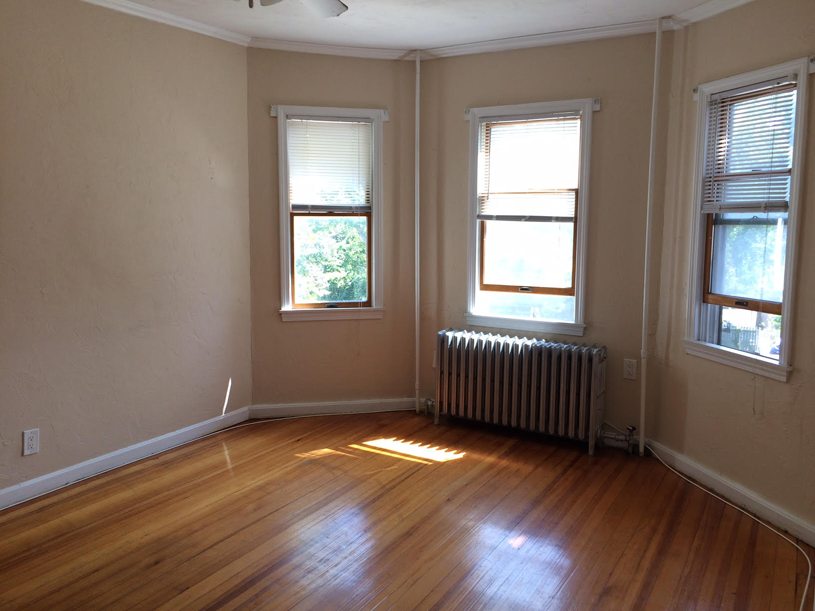 3 bed, 1 bath apartment for rent at 3899 Washington St Unit 1, Roslindale — photo 3 of 7