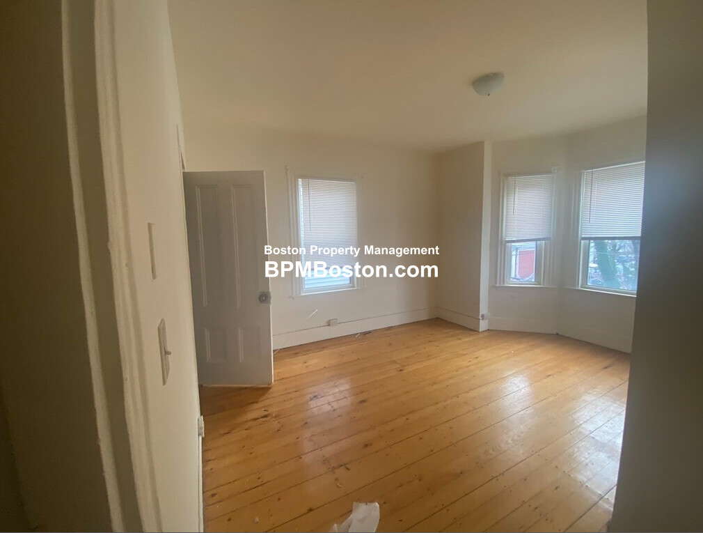 24 Clarence St, Roxbury