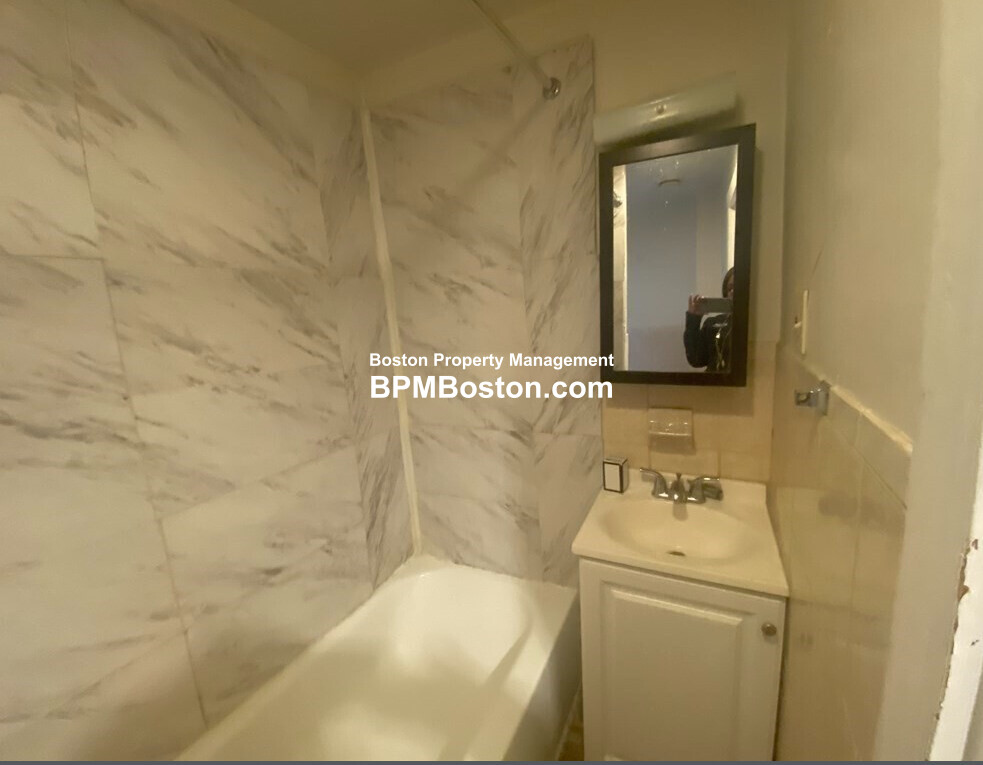 24 Clarence St, Roxbury