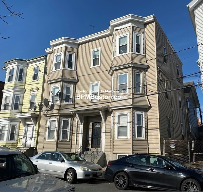 24 Clarence St, Roxbury