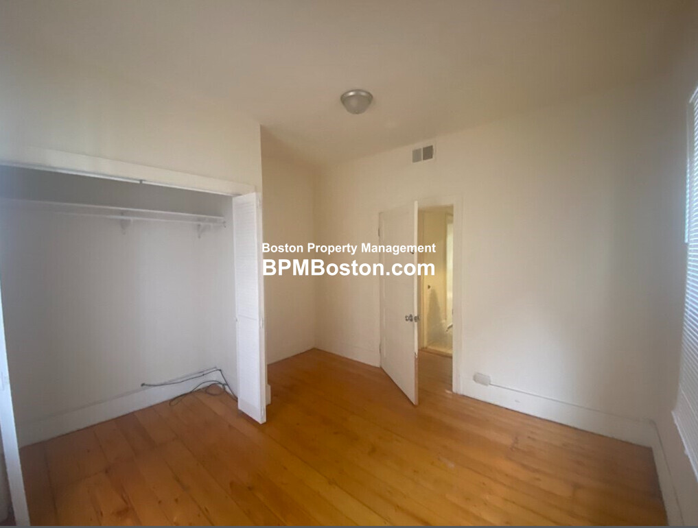 24 Clarence St, Roxbury